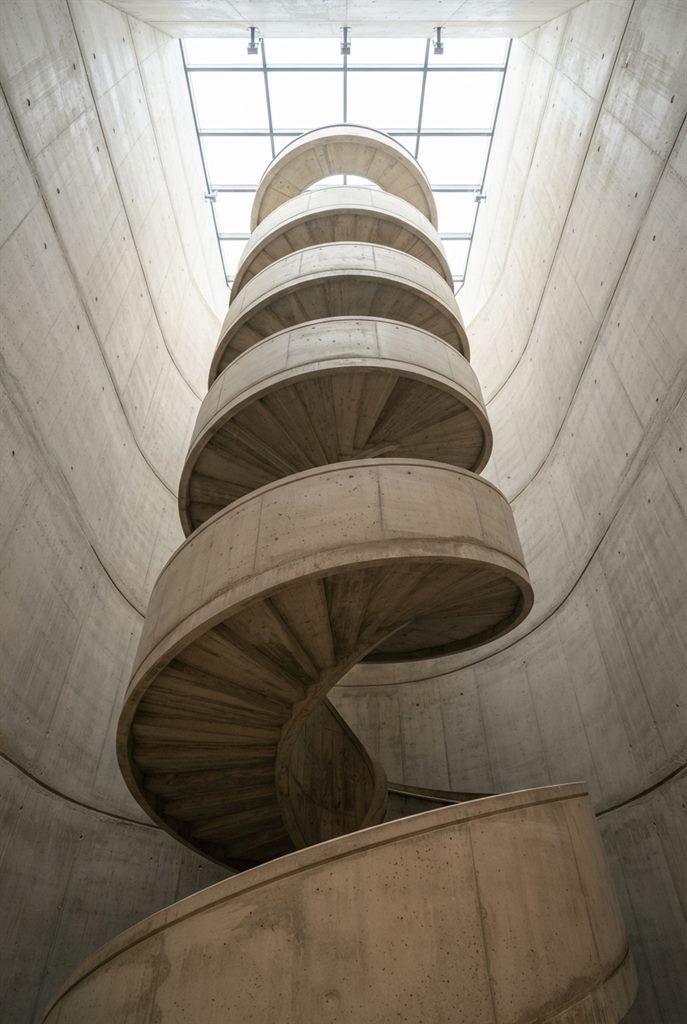 Marches de béton en diagonale et jeux d’ombres