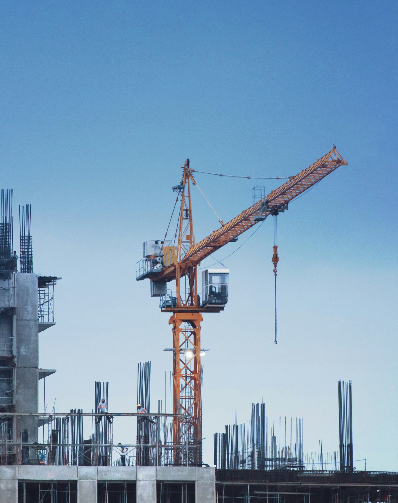 Une grue au sommet d’un bâtiment