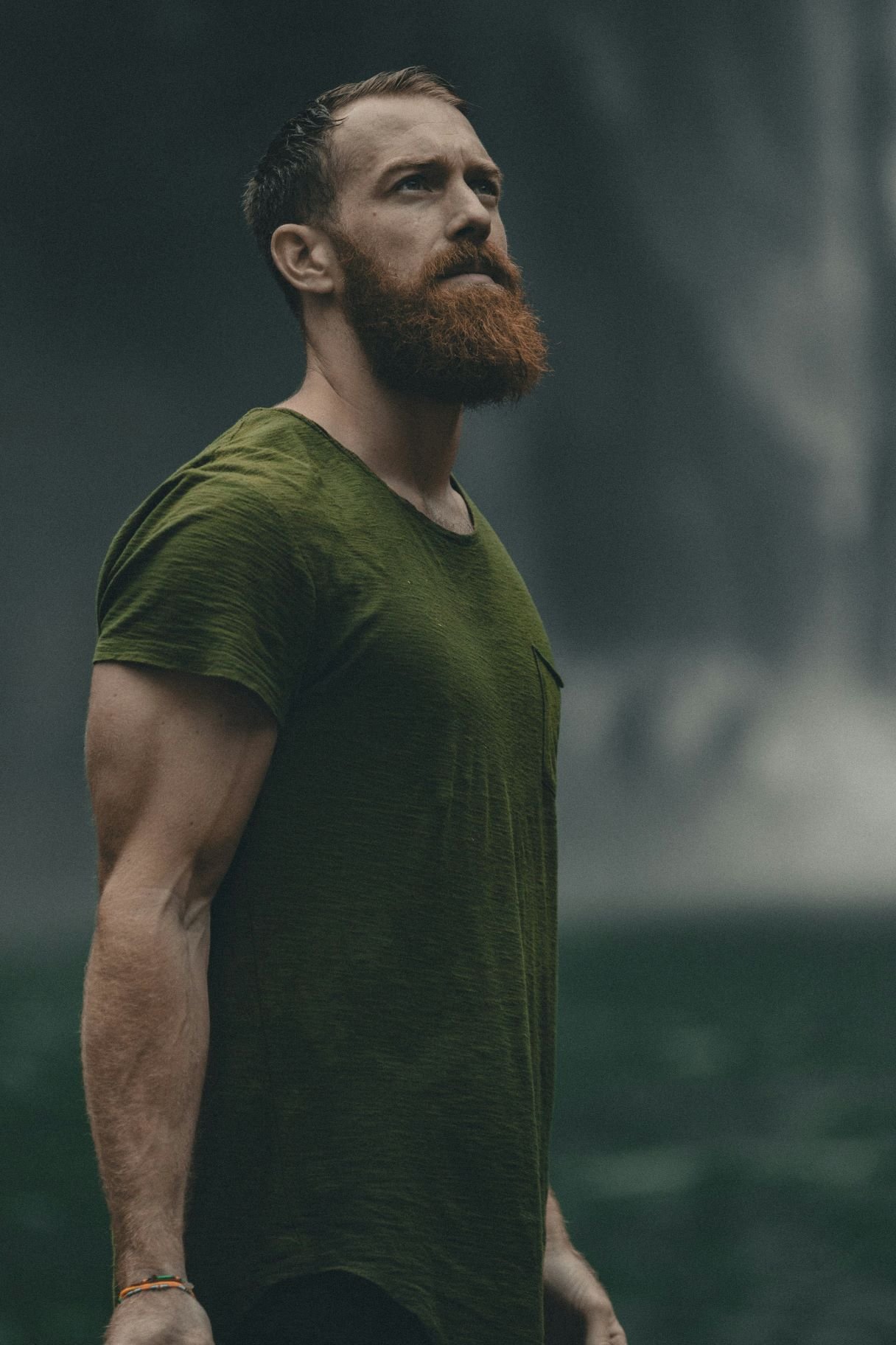 Portrait d’un homme barbu en chemise verte