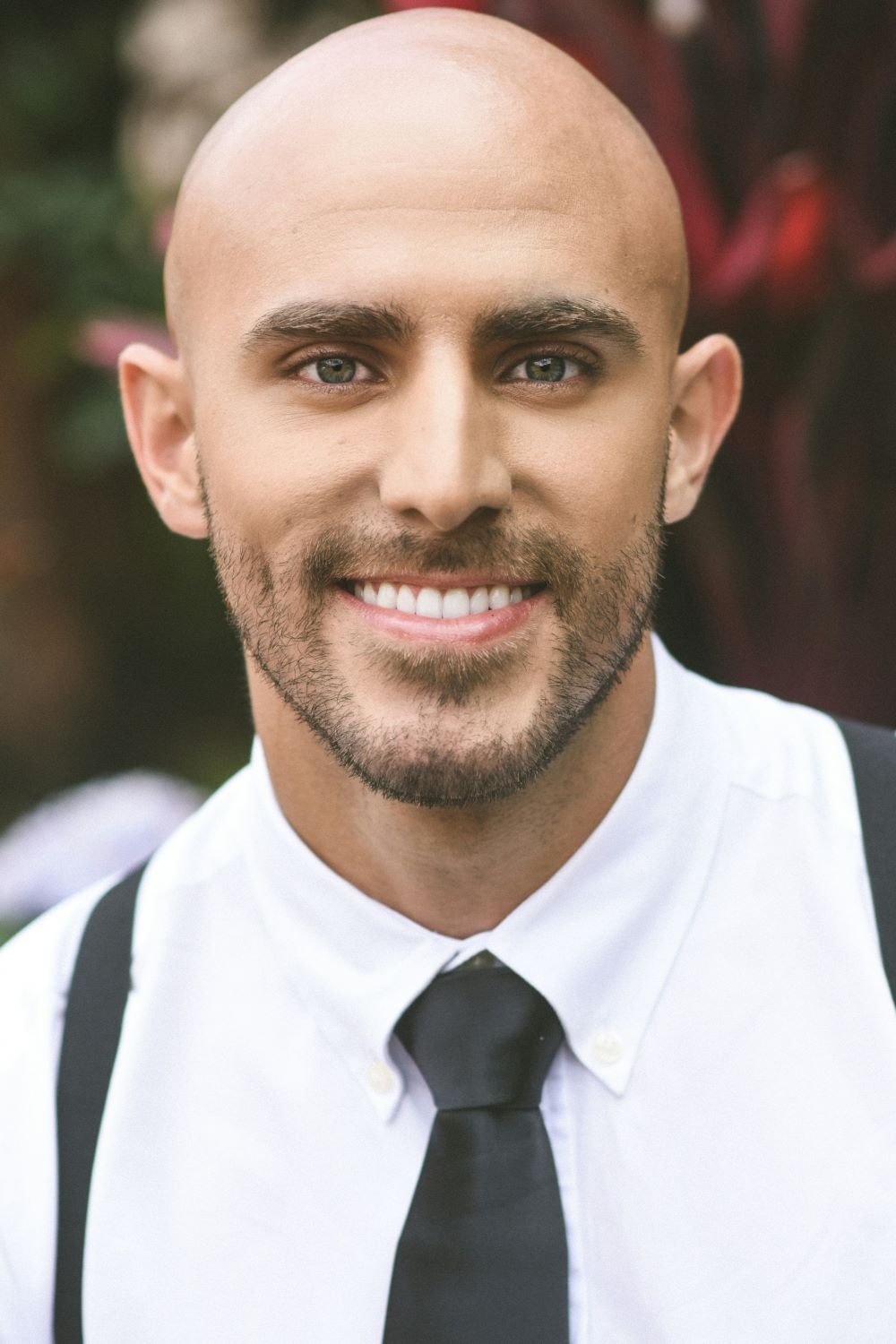 Portrait d’un homme souriant en chemise et cravate